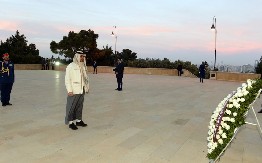 Президент ОАЭ почтил память шехидов в Баку