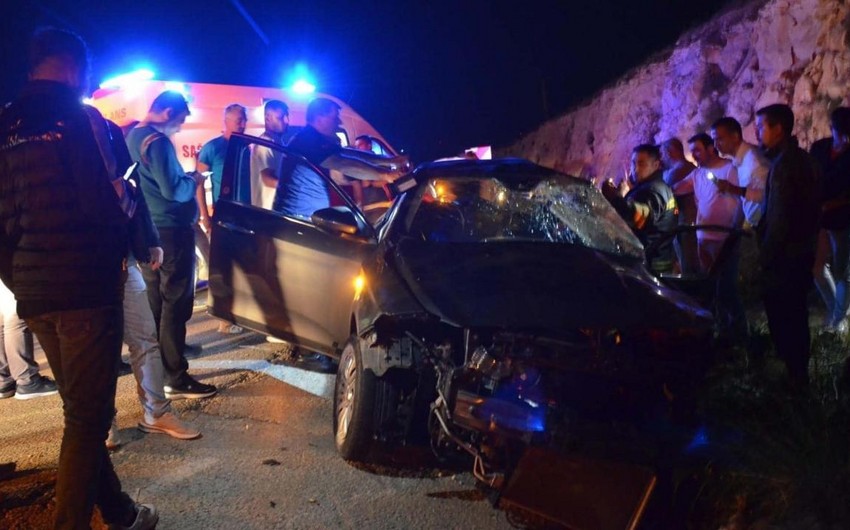 Four killed in bus and car collision in Türkiye