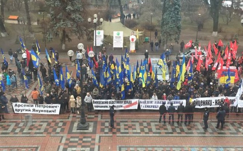 Более 5 тысяч человек направляются к Раде с требованием отставки Яценюка