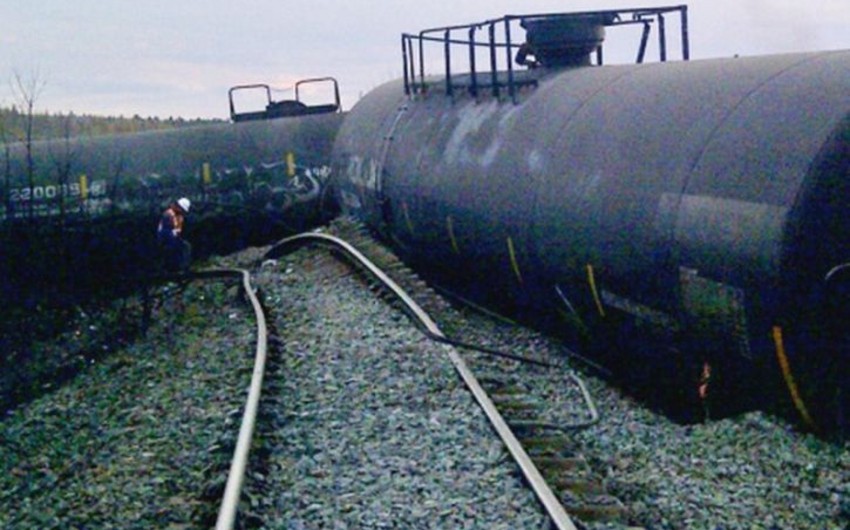 В США после крушения поезда разлилось 870 тысяч литров нефти