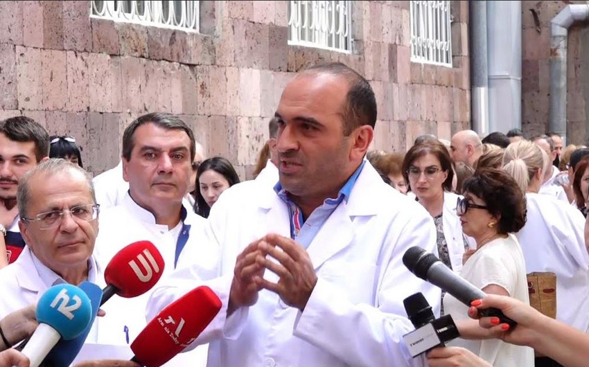 В Армении врачи провели антиправительственную акцию протеста