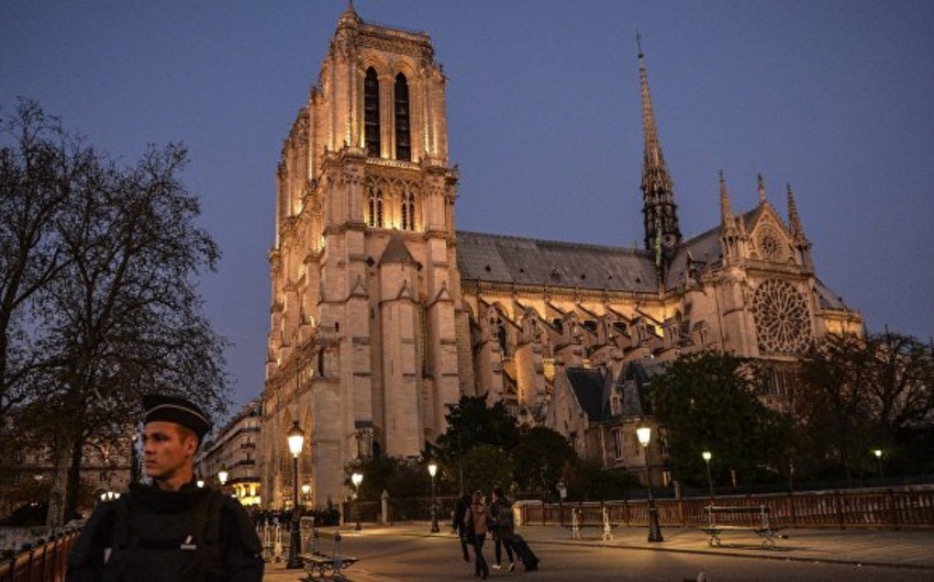 В Париже полиция проводит спецоперацию у собора Нотр-Дам - ДОПОЛНЕНО