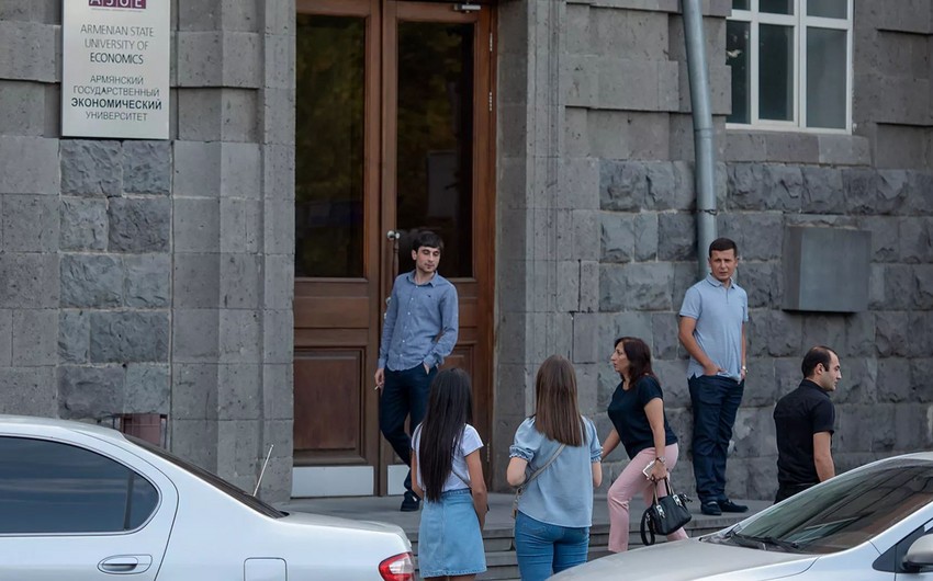 Students, professors evacuated from building of State Economic University in Yerevan