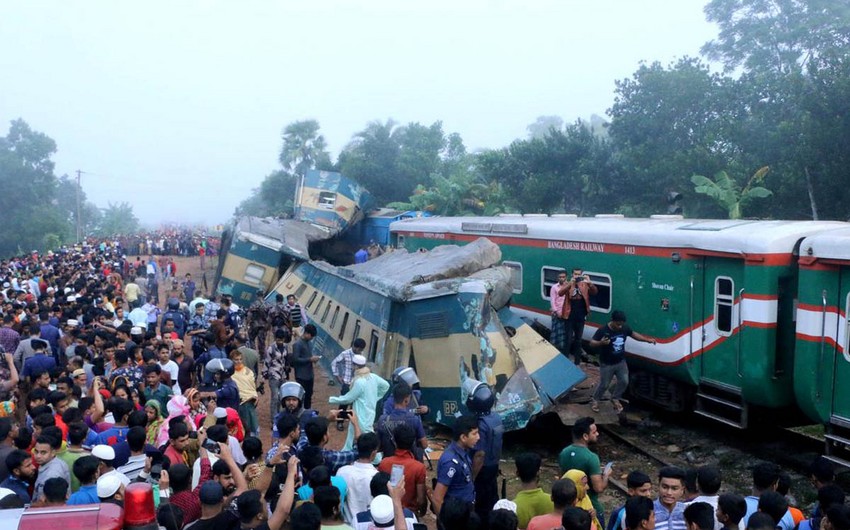 Не менее 11 человек погибли в Бангладеш при столкновении поезда с микроавтобусом