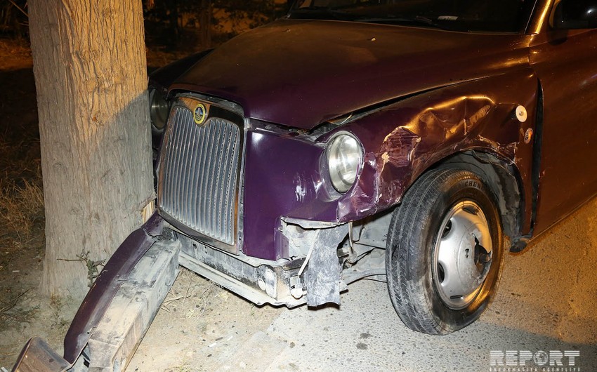 В Баку Лондонское такси совершило аварию - ВИДЕО