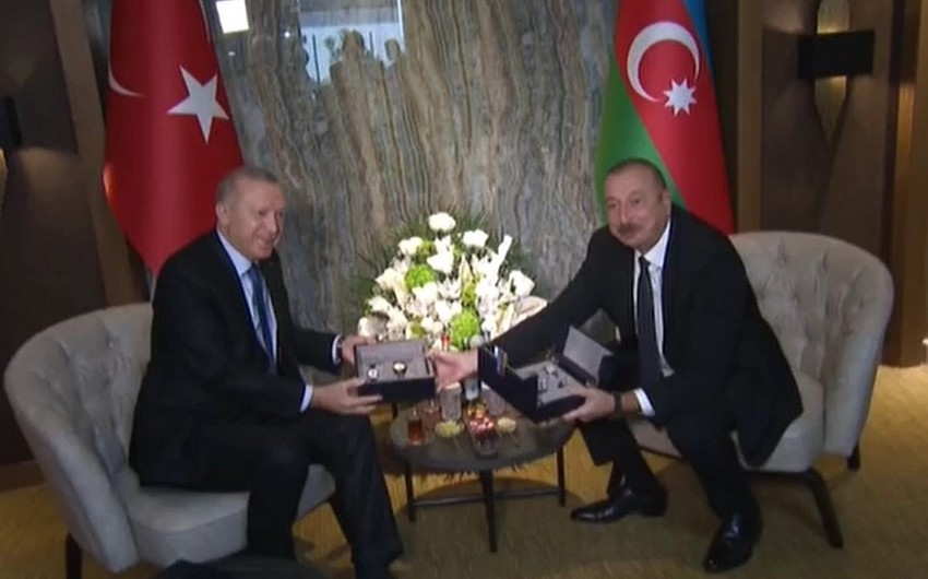 Эрдоган подарил президенту Азербайджана часы с изображением цветка Харыбюльбюль-