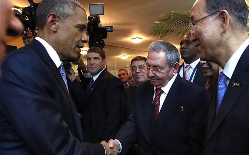 Raul Castro and Obama shake hands