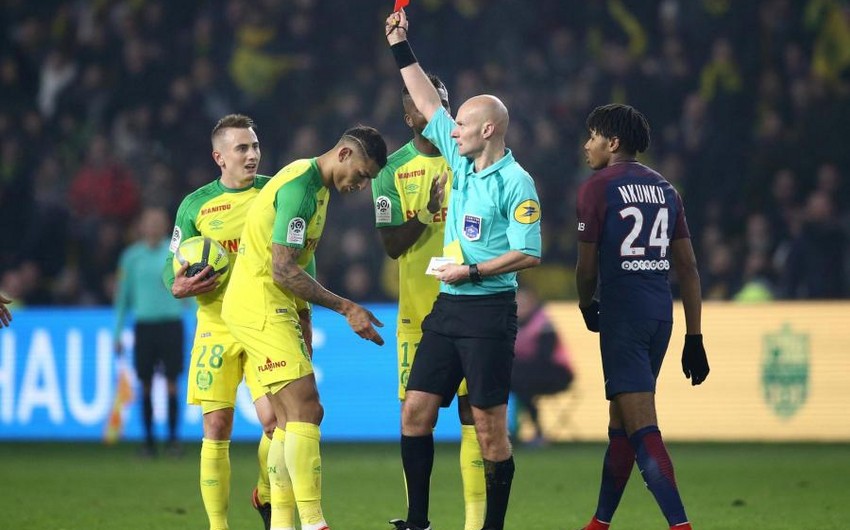 Федерация футбола Франции отстранила ударившего футболиста рефери от обслуживания матча