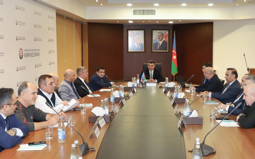 Chairman of Azerbaijan Central Bank holds meeting with economists