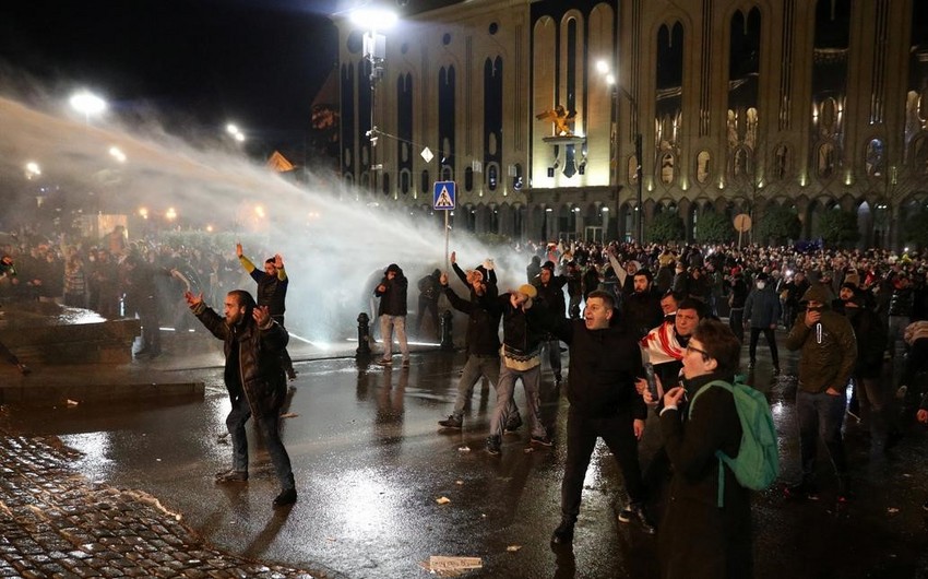 Gürcüstan xüsusi təyinatlıları etirazçıları parlamentin qarşısından dağıdıb, həbslər başlayıb - YENİLƏNİB - 2