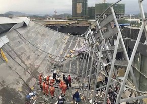 По меньшей мере три человека заблокированы под завалами рухнувшего дома в Китае