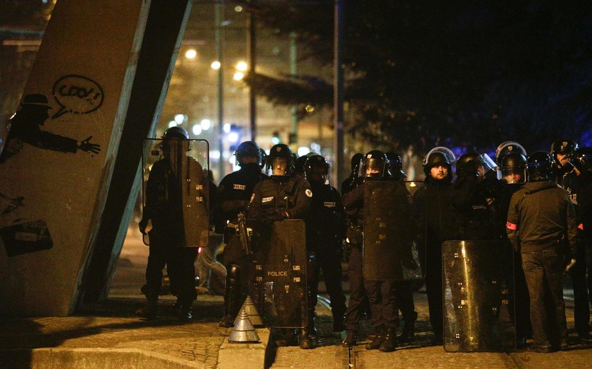 Riots and clashes with police broke out in Paris - VIDEO