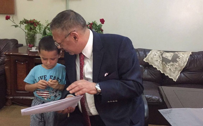 Consul Zabi Akhundov visits Azerbaijani child in Iraq