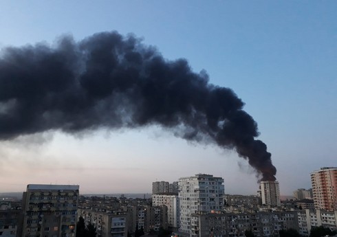 В Баку горит завод по производству красок