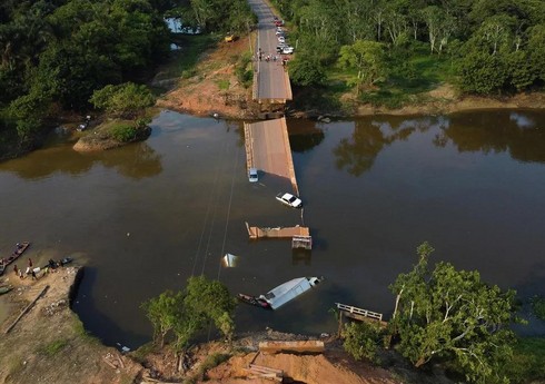 В Бразилии мост с автомобилями рухнул в реку, есть погибшие и раненые