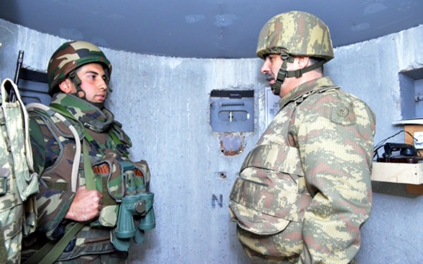 Министр обороны Азербайджана побывал в военных частях на передовой линии фронта