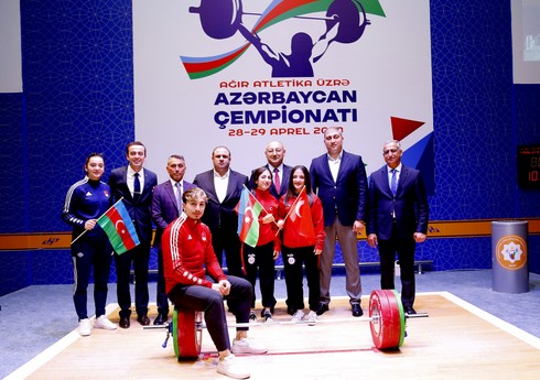 Турецкие атлеты наблюдали за чемпионатом Азербайджана по тяжелой атлетике