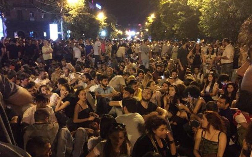 В центре Еревана сотни человек вышли на очередной митинг
