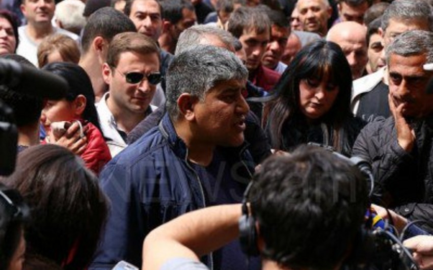 Ermənistanda bir qrup sahibkar ölkə parlamentinin qarşısında aksiya keçirib