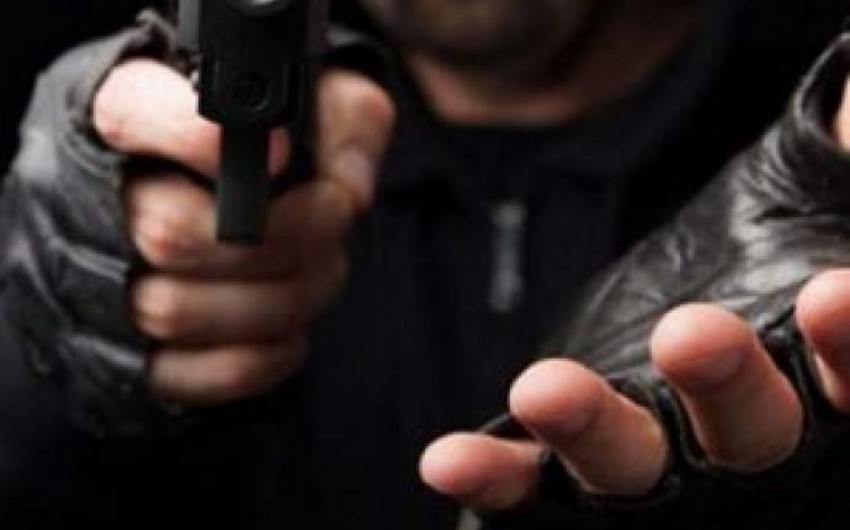 ​Bakıda qadının evinə silahlı basqın edən şəxslərin şikayəti əsasında məhkəmə başlayıb