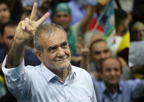 СМИ: Реформатор Пезешкиан лидирует на выборах в Иране