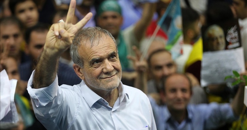 СМИ: Реформатор Пезешкиан лидирует на выборах в Иране