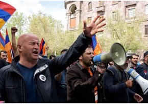 Родители пропавших без вести солдат собрались у здания Минобороны Армении