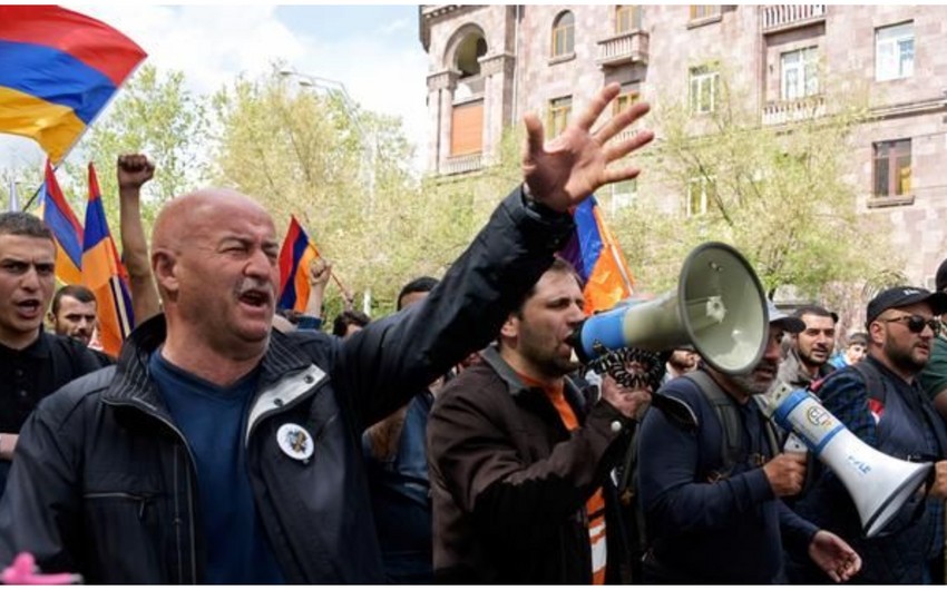 Parents of missing soldiers gather near building of Armenian Defense Ministry