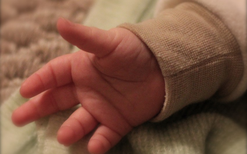 В Баку на улице нашли новорожденную девочку