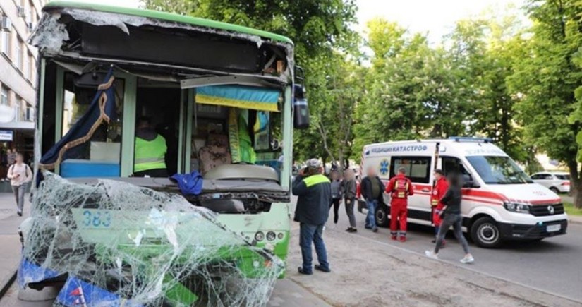 В украинском городе Черкассы троллейбус вылетел на пешеходную зону, есть пострадавшие