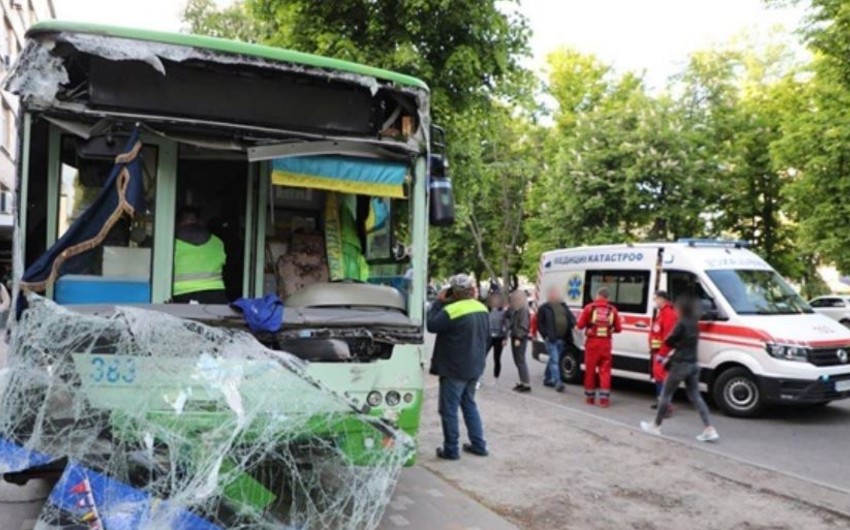В украинском городе Черкассы троллейбус вылетел на пешеходную зону, есть пострадавшие