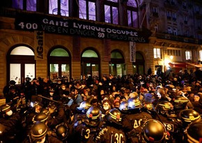 В Париже полиция штурмом взяла здание театра, занятого мигрантами