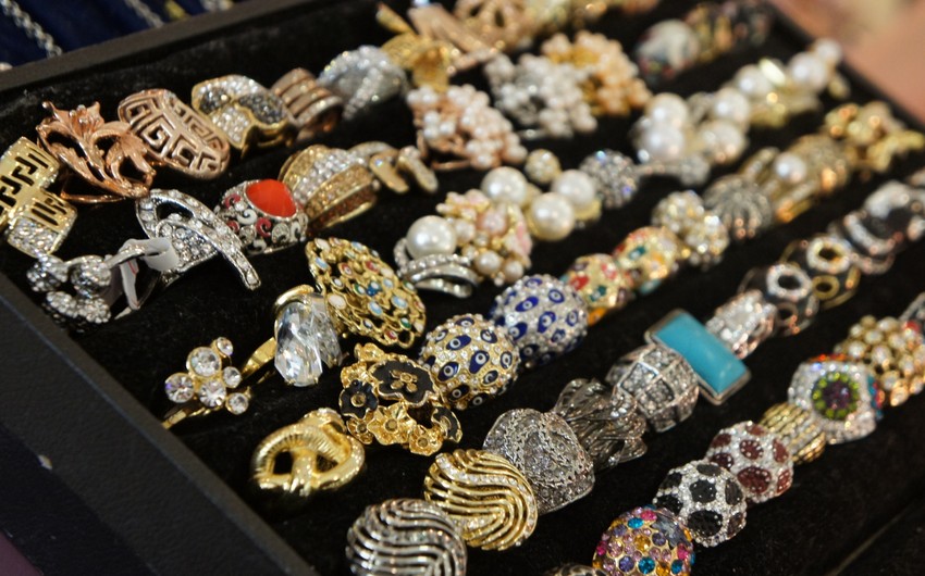 Azerbaijan starts importing costume jewelry from Qatar