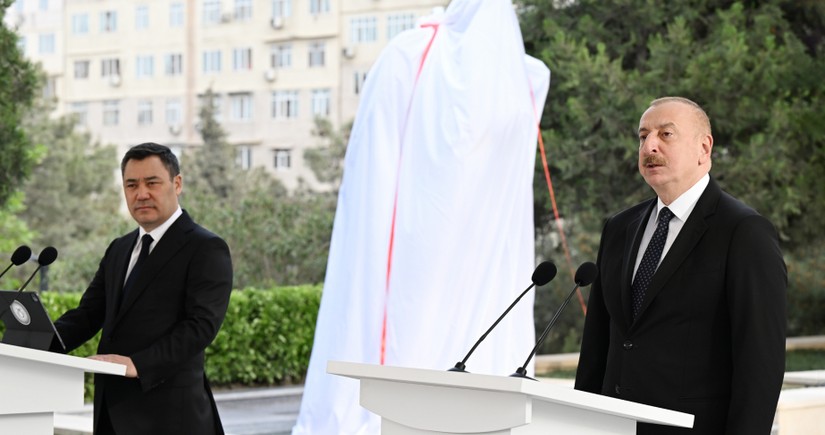 Ильхам Алиев и Садыр Жапаров приняли участие в церемонии открытия памятника Чингизу Айтматову в Баку