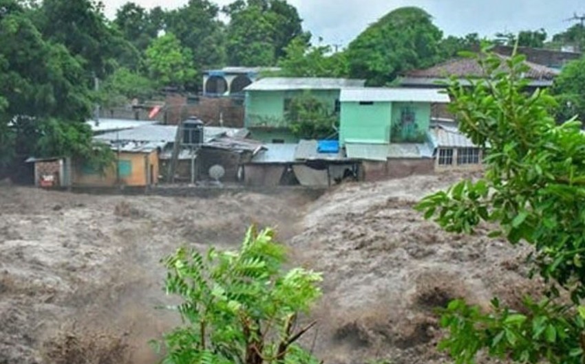 Не менее 15 человек стали жертвами тропического шторма Аманда