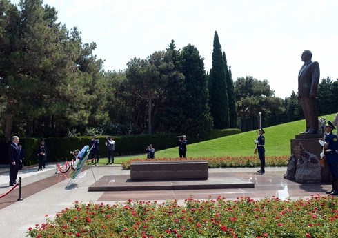 Президент Узбекистана посетил могилу великого лидера Гейдара Алиева