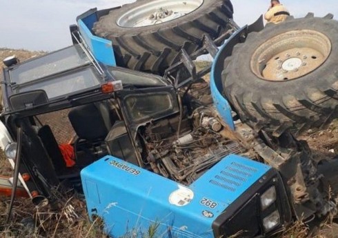 В Гаджигабуле перевернулся трактор, есть погибший