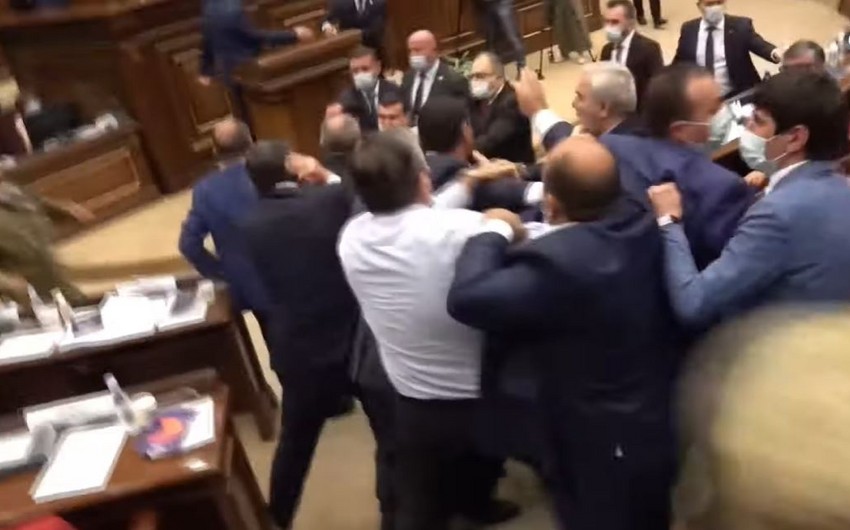 Ermənistan parlamentində yenə dava düşüb, deputatlar bir-birlərinə butulka atıb