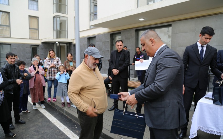 Bakıdan yola salınan 22 ailə Füzuliyə çatıb, mənzillərin açarları təqdim olunub - YENİLƏNİB