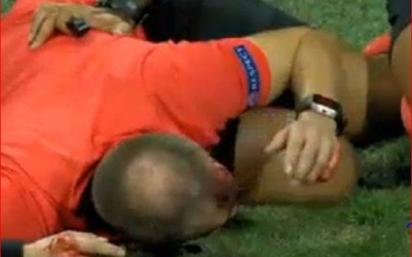 Лайнсмену разбили голову стеклянной бутылкой в матче Лиги Европы - ВИДЕО