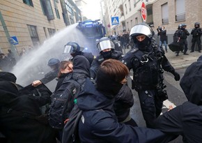 На протестах против санитарных пропусков в Париже полиция применила перцовый газ