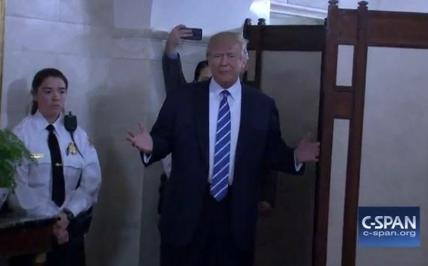 Трамп шокировал публику появлением во время экскурсии по Белому дому - ВИДЕО