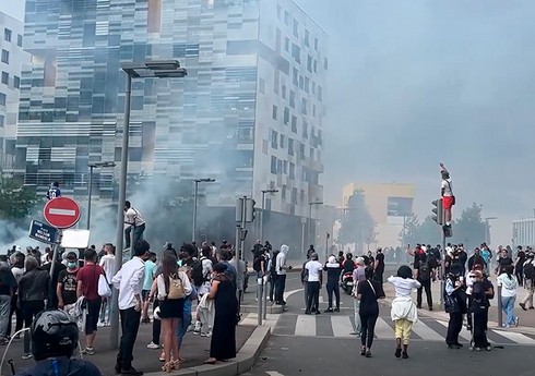 Протестующие в пригороде Парижа разбили окна в офисных зданиях, сожгли автомобили