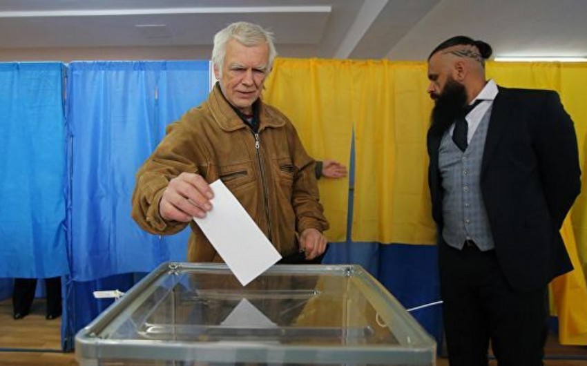 Ukraynada prezident seçkilərində seçicilərin yarısı iştirak edib