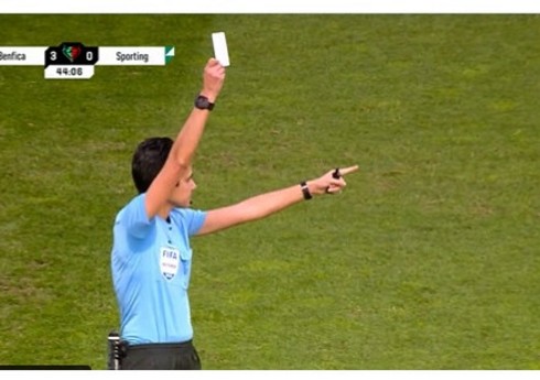 В Португалии впервые в истории футбола судья показал белую карточку