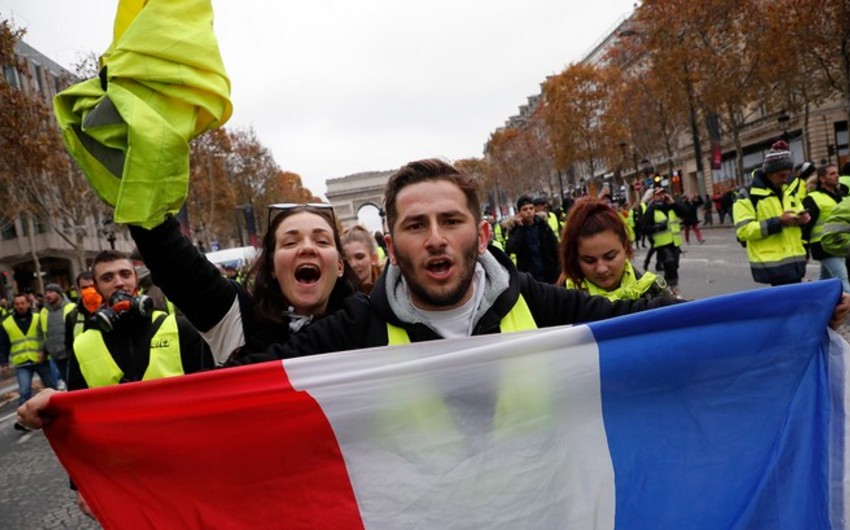 Parisdə sarı jiletlilərin nümayişinə 800 nəfər qatılıb