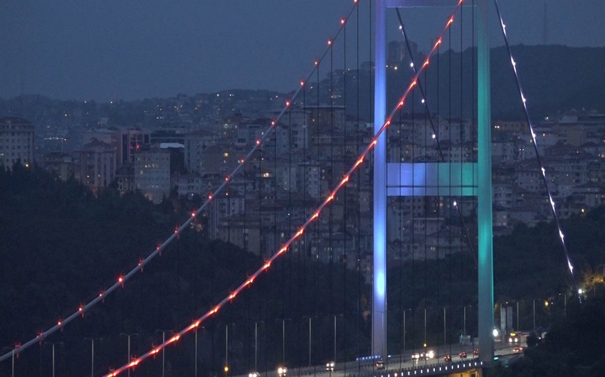 İstanbulun məşhur asma körpüsü Azərbaycan bayrağının rəngləri ilə işıqlanıb - FOTO - VİDEO