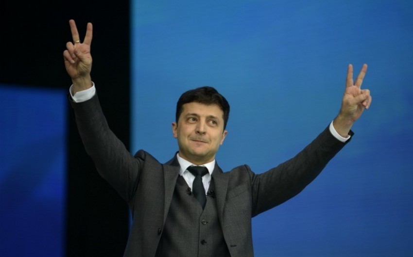 Зеленский принимает поздравления с победой на выборах президента Украины