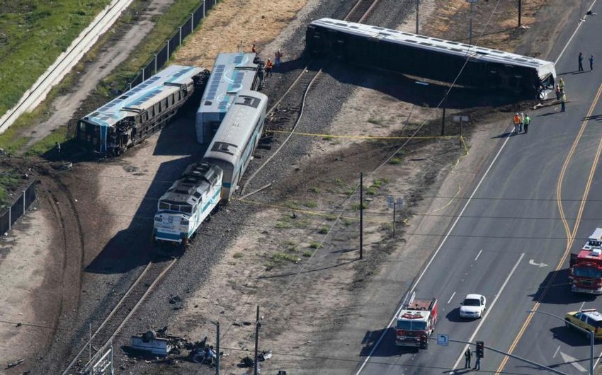 При столкновении поезда с грузовиком в районе Лос-Анджелеса пострадали 10 человек