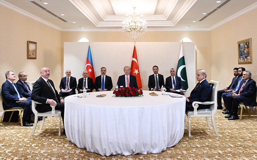 В Астане состоялась трехсторонняя встреча лидеров Азербайджана, Турции и Пакистана 